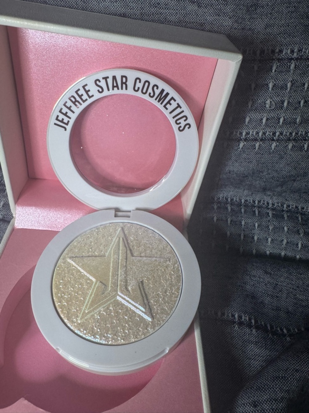 Jeffree Star Cosmetics Extreme Frost
Highlighting Powder Gag Me NEW IN BOX - Picture 6 of 8